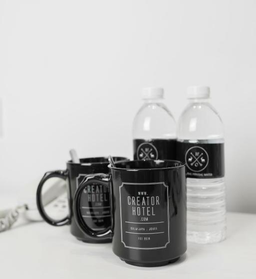 غرفة سوبيريور ثلاثية, Creator