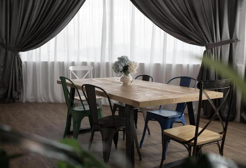 جناح ديلوكس, Creator