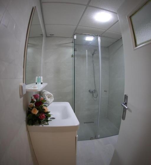 اتاق لوکس خانوادگی, Hôtel Des Lilas