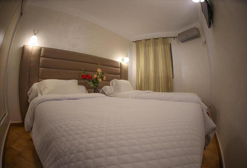 اتاق لوکس با چشم‌انداز شهر, Hôtel Des Lilas