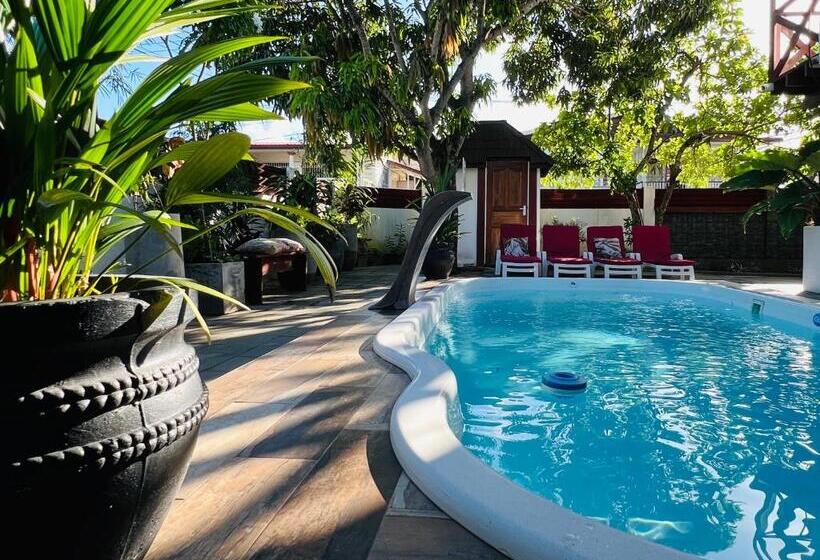 اتاق لوکس سه تخته, Villa Famiri Boutique