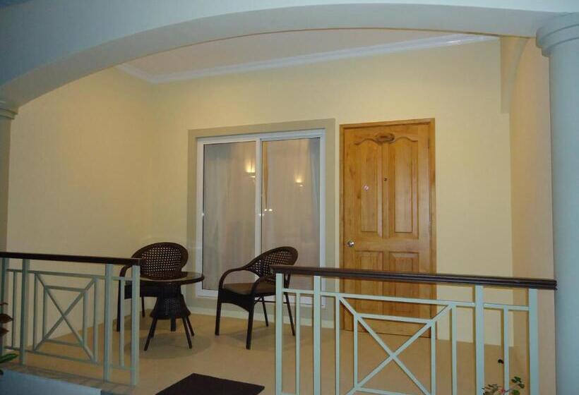 اتاق استاندارد سه نفره, Marie Laure Suites