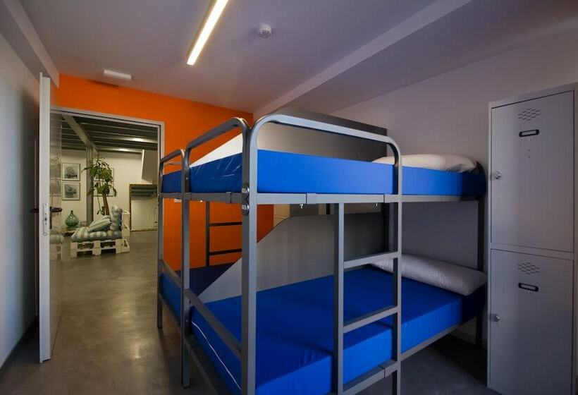מיטה בחדר מעונות עם מקלחת משותפת, All Iron Hostel