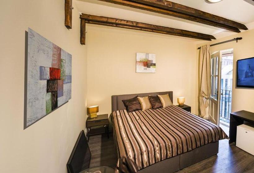 اتاق استاندارد با تخت بزرگ, Dům U Pikové Desítky