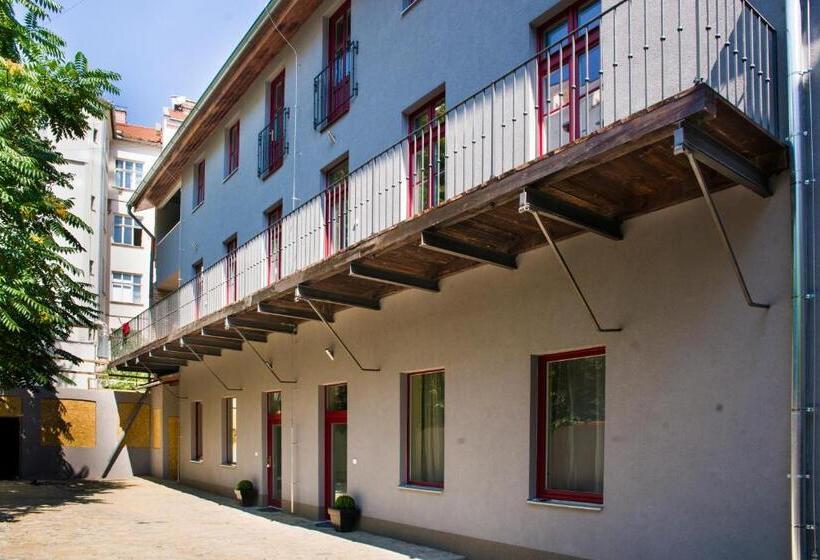 اتاق استاندارد با تخت بزرگ, Dům U Pikové Desítky