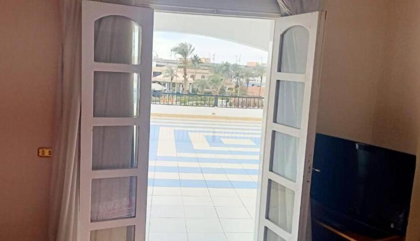 سوئیت با چشم‌انداز رودخانه, Minya Compound Of The Armed Forces
