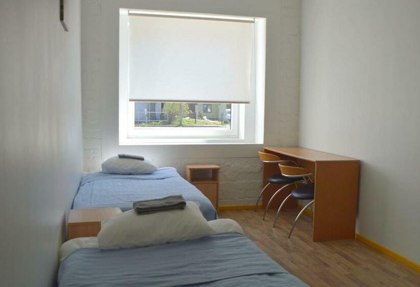 اتاق استاندارد سه تخته با سرویس بهداشتی مشترک, Saare Automatic Hostel