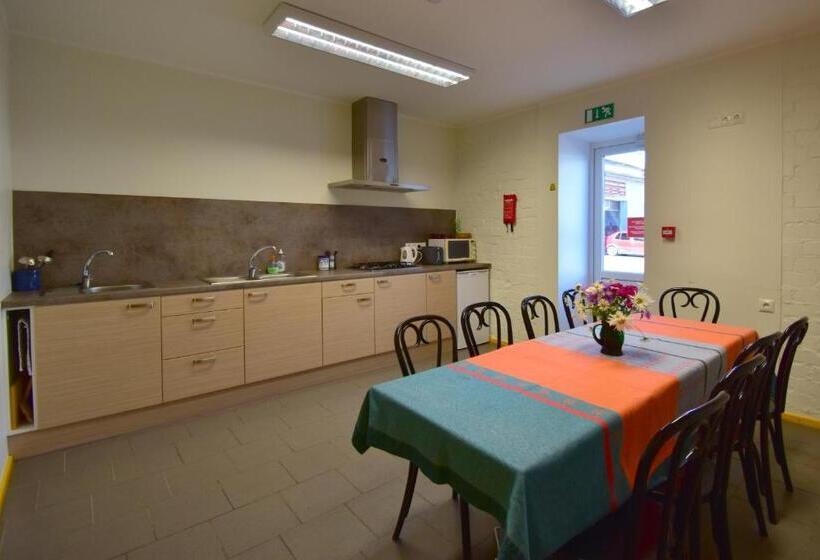 اتاق خانوادگی با سرویس بهداشتی مشترک, Saare Automatic Hostel