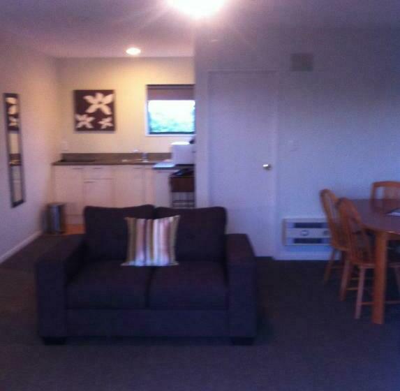 اتاق خانوادگی, Darfield Motel