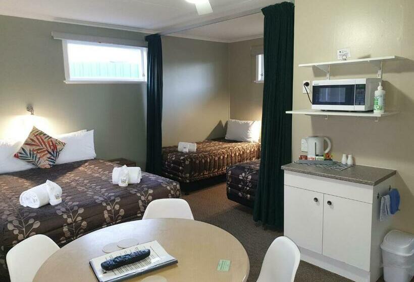 סטודיו משפחתי, Palm Motel Waihi