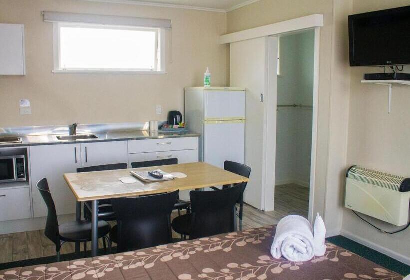 חדר משפחתי, Palm Motel Waihi