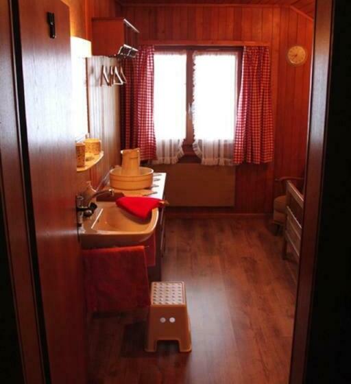 اتاق استاندارد با سرویس بهداشتی مشترک, Heidi Guesthouse Amden Sternen