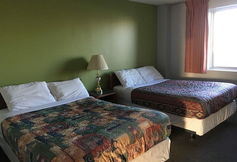 带2个双人床的标准工作室, Home Away Inn