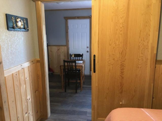 Quarto Estandar Vista Lago, Jasper Way Inn Resort & Campground