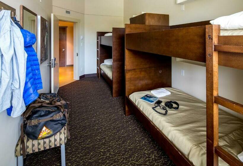 공용 욕실 구비 공동 객실 내의 침대, Hi Whistler   Hostel