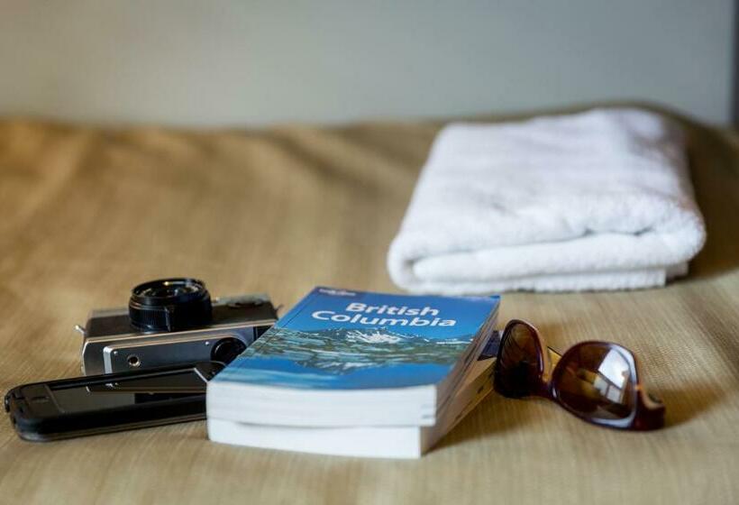 Кровать в Общей Комнате, Hi Whistler   Hostel
