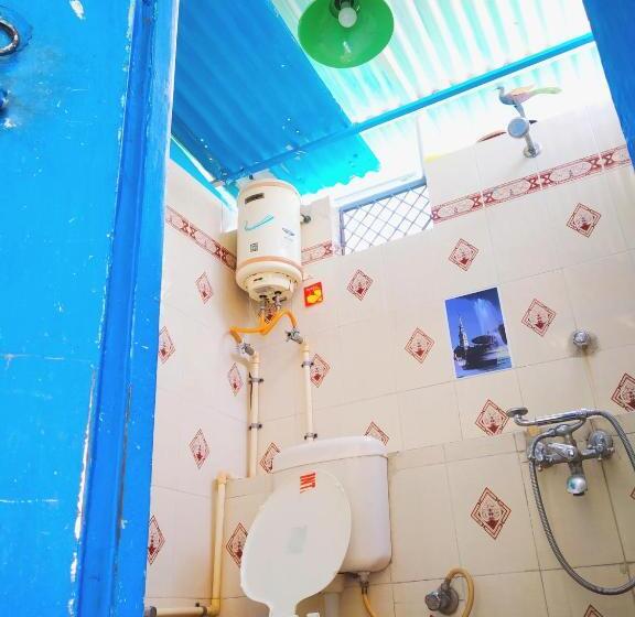 经济房, Bob Hostel