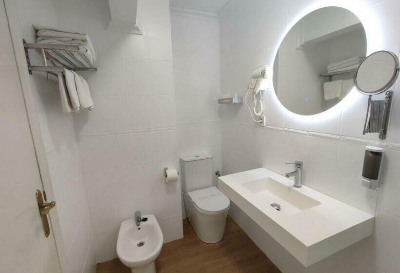 Номер Стандарт Трехместный, Hostal Lucy