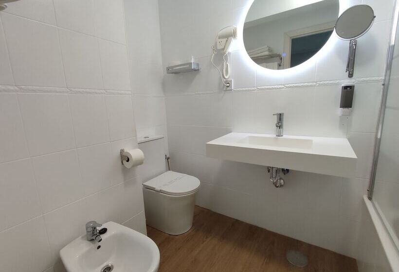 Номер Стандарт Трехместный, Hostal Lucy