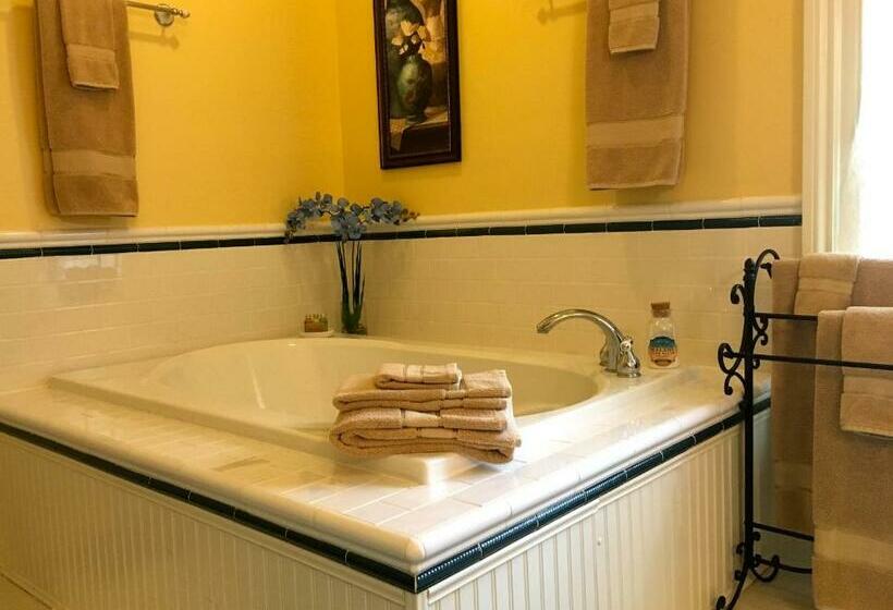 سوئیت با تخت بزرگ, Center Harbor Sutton House B & B