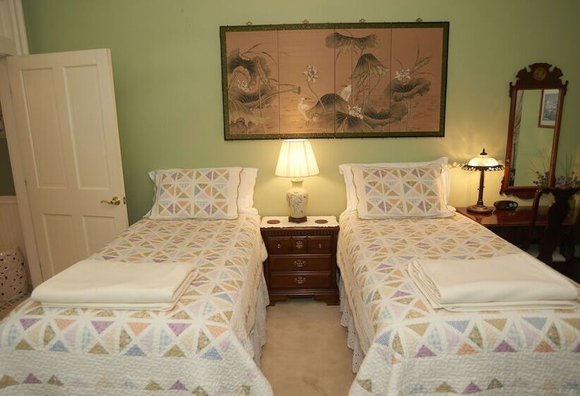 سوئیت با تخت بزرگ, Center Harbor Sutton House B & B