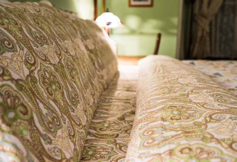 سوئیت با تخت بزرگ, Center Harbor Sutton House B & B