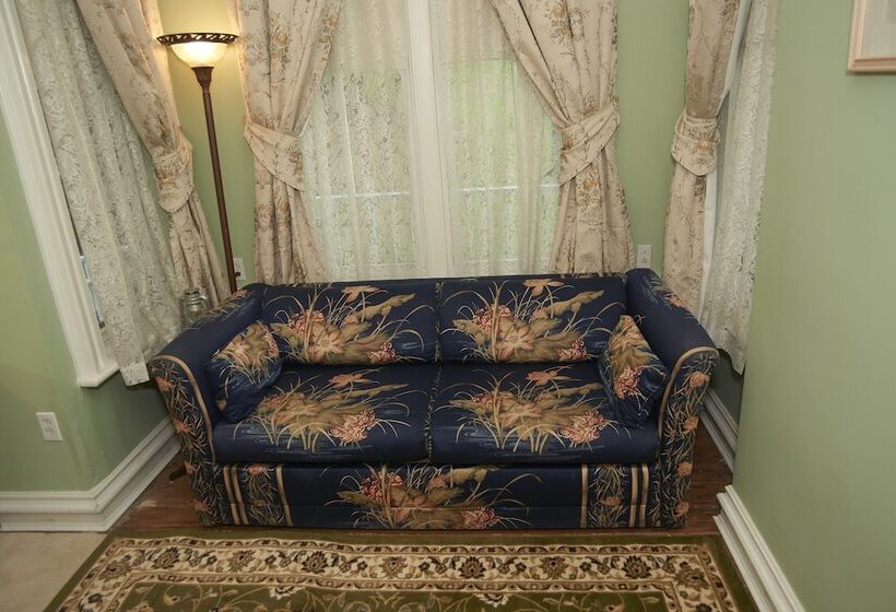 سوئیت با تخت بزرگ, Center Harbor Sutton House B & B