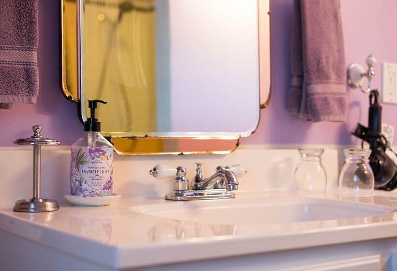 سوئیت با تخت بزرگ, Center Harbor Sutton House B & B