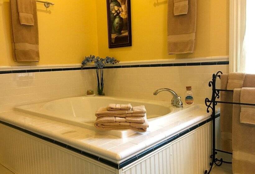 سوئیت با تخت بزرگ, Center Harbor Sutton House B & B
