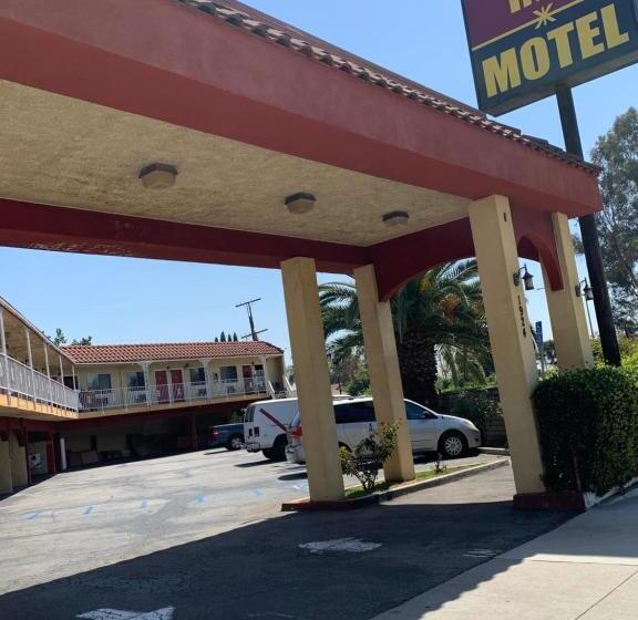 デラックスルーム, Budget Inn Motel