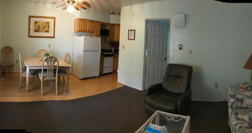 Люкс Повышенной Комфортности, Carlton House Motel And Suites