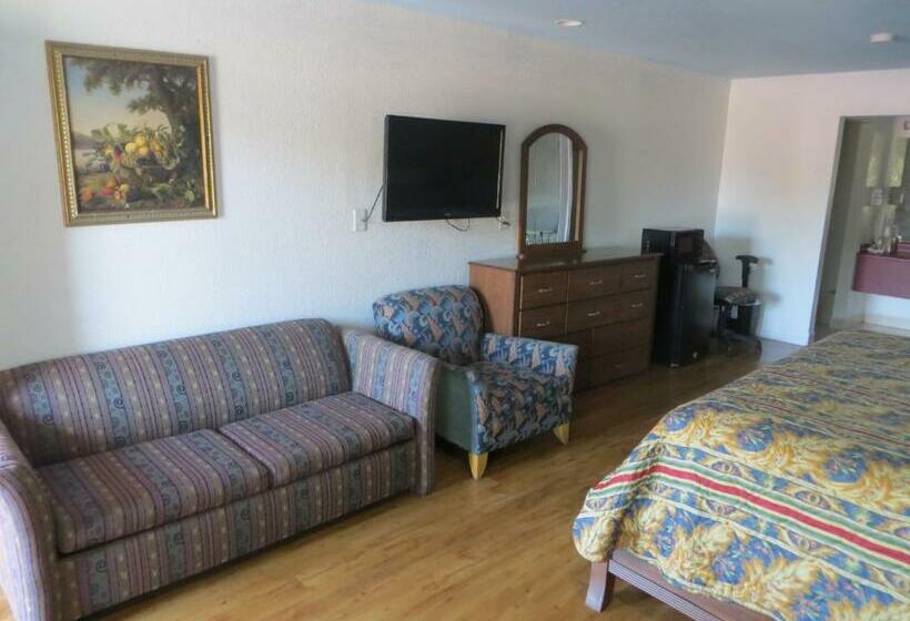 חדר סטנדרט עם מיטת קינג, Mustang Inn And Suites