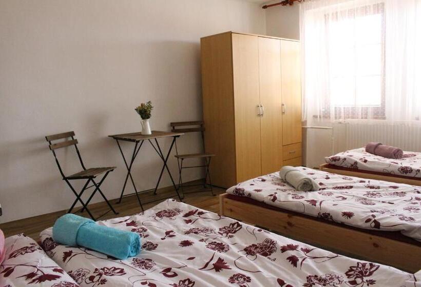 Четырехместный Номер Стандарт, Penzion Bulhary S Vinným Sklepem