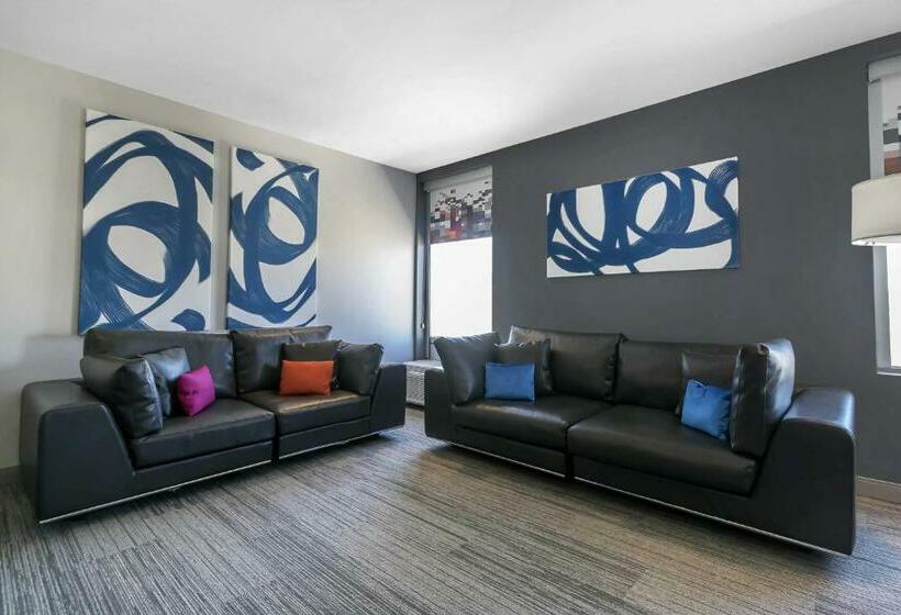 سوئیت با تخت بزرگ, Aloft Newport On The Levee