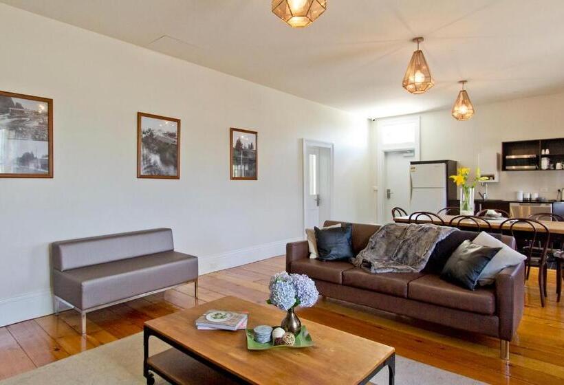 جناح جونيور عائلى, Deloraine