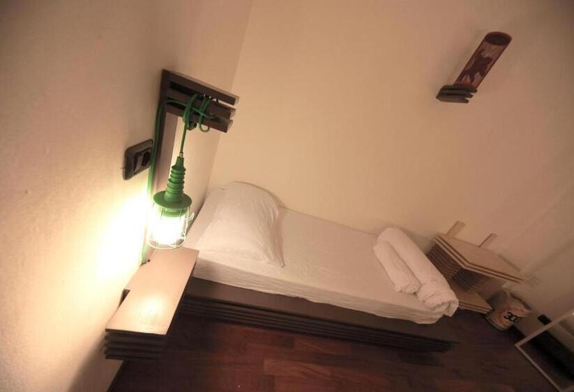 اتاق استاندارد سه تخته با سرویس بهداشتی مشترک, Dopa Hostel