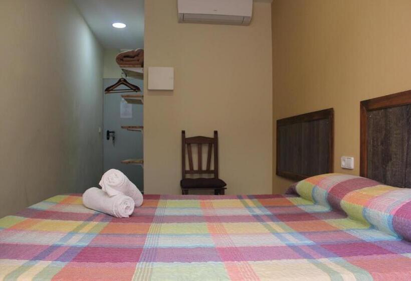 غرفة قياسية ثلاثية, L'Hostalet D'Arenys de Mar