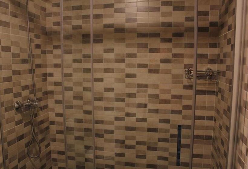 غرفة قياسية ثلاثية, L'Hostalet D'Arenys de Mar