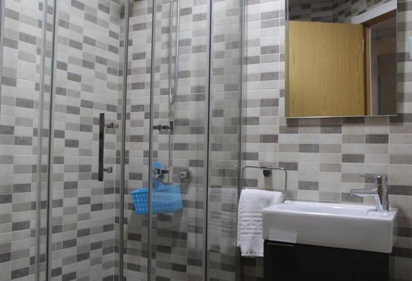 غرفة قياسية ثلاثية, L'Hostalet D'Arenys de Mar