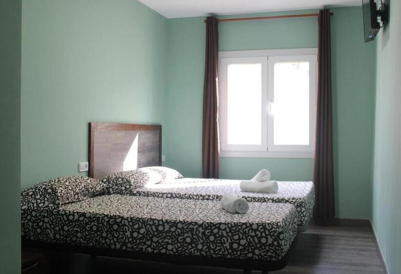 اتاق استاندارد سه نفره, L'Hostalet D'Arenys de Mar