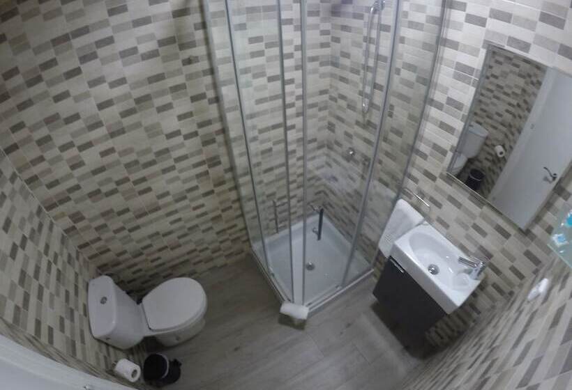 غرفة قياسية ثلاثية, L'Hostalet D'Arenys de Mar