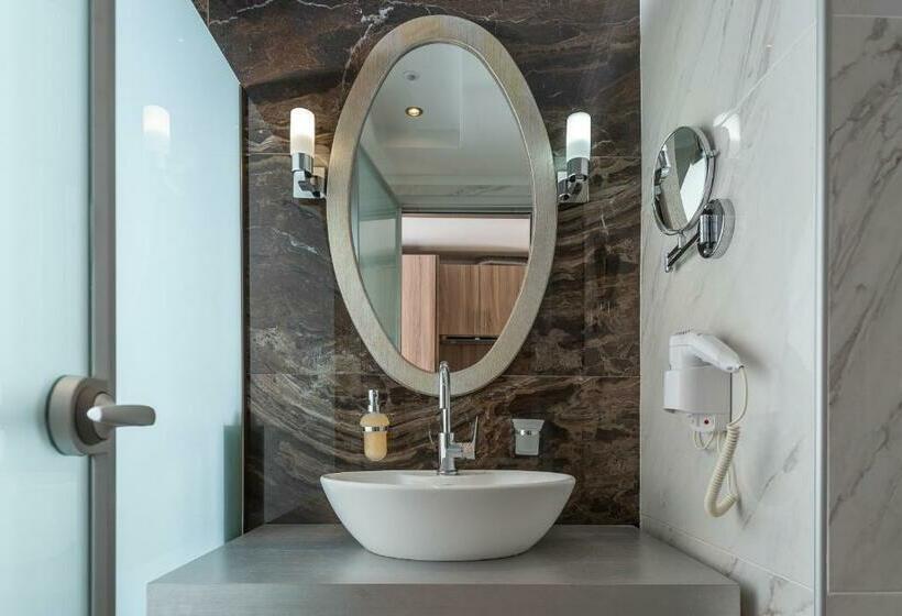 استودیوی لوکس, Dionysos Hotel & Suites