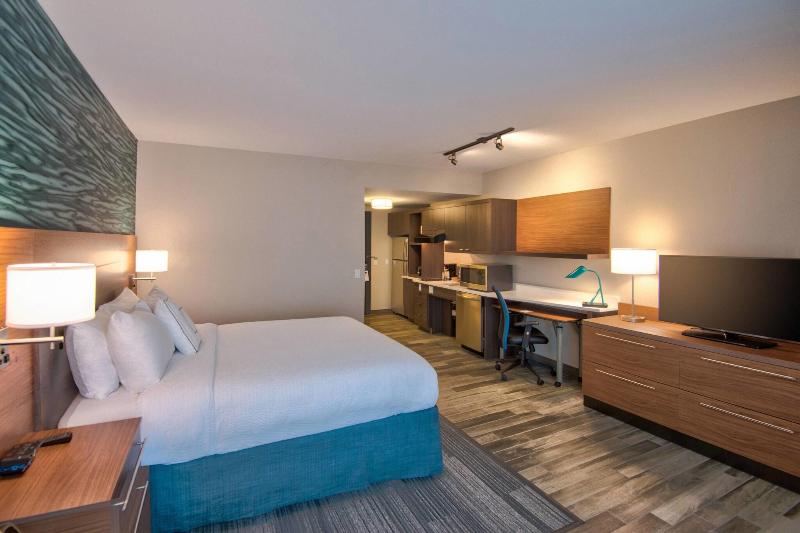 带大床的标准工作室, Towneplace Suites By Marriott Miami Airport