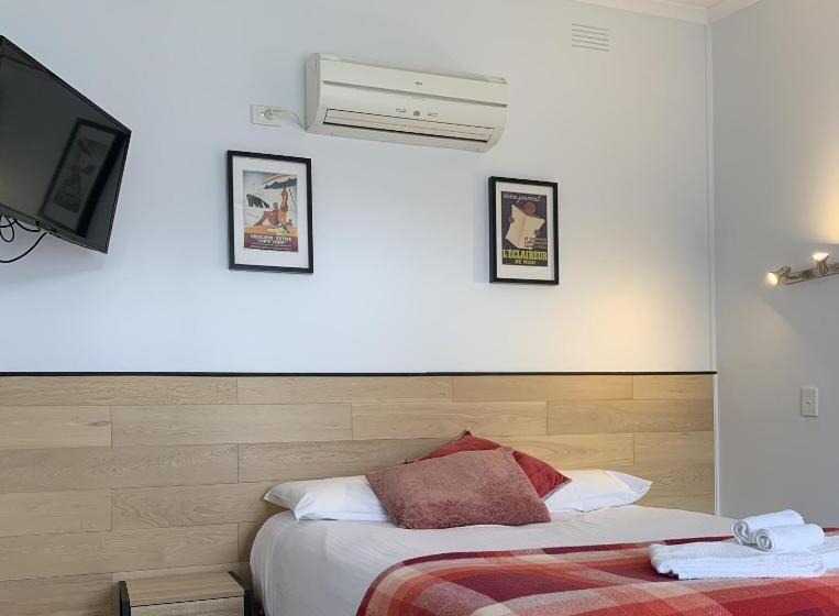 חדר משפחתי, Meeniyan Motel