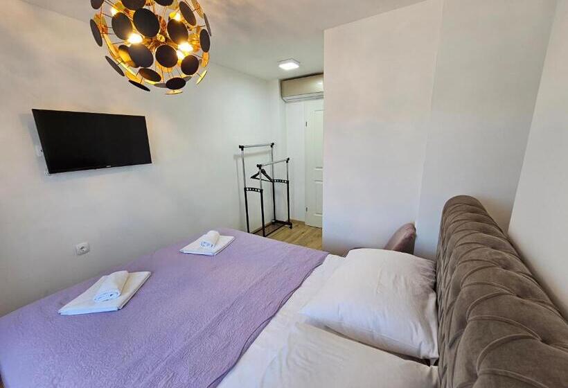 اتاق لوکس با چشم‌انداز دریا, Villa Gaj