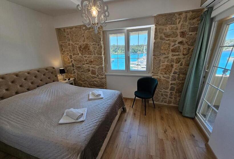 اتاق لوکس با بالکن و چشم‌انداز دریا, Villa Gaj