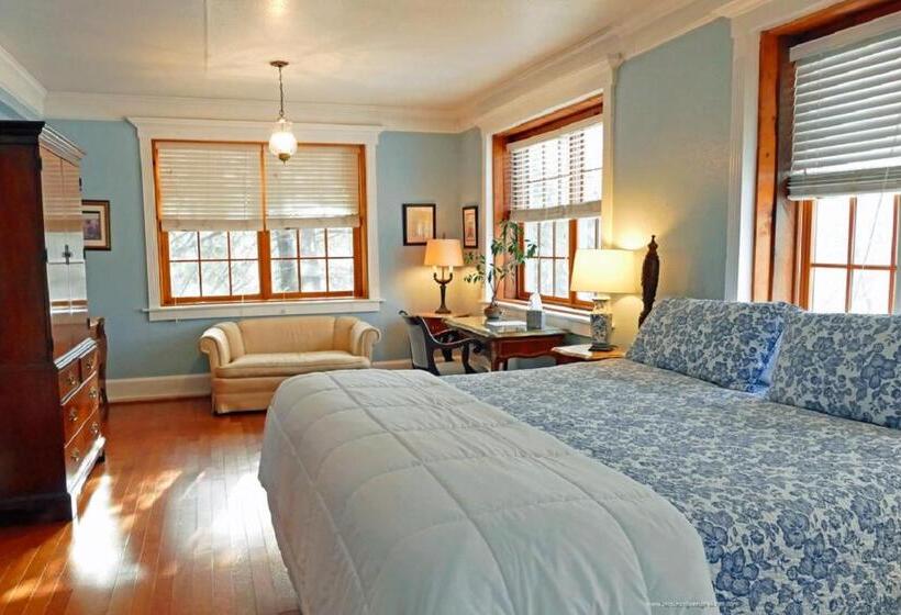 غرفة قياسية سرير كينج, The Outing Lodge