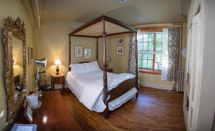 غرفة ديلوكس, The Outing Lodge