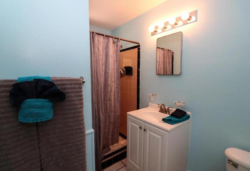 חדר דלוקס, Grove City Motel