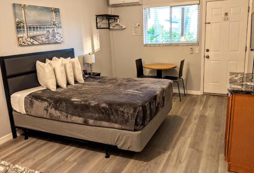 스탠다드 스튜디오, Johns Pass Beach Motel